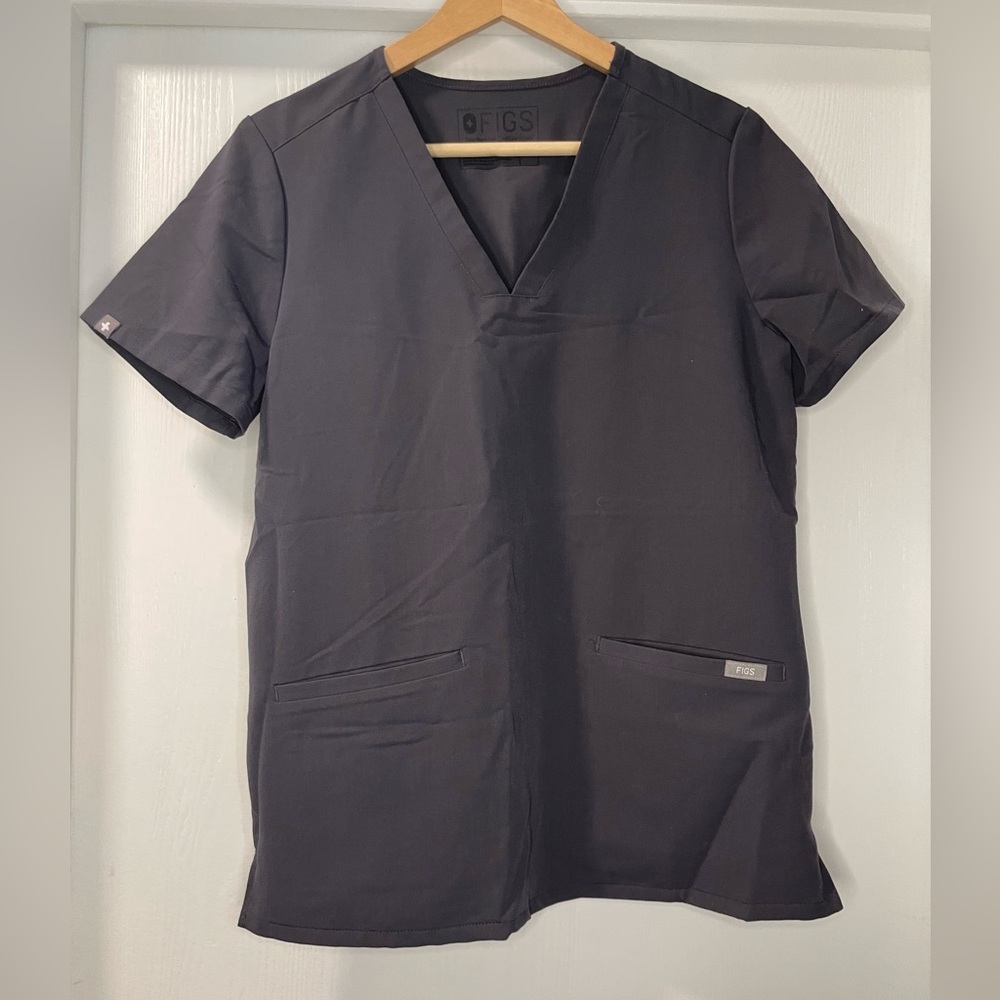 Figs Casma 3-pocket Scrub Top in Charcoal Grey. Size S